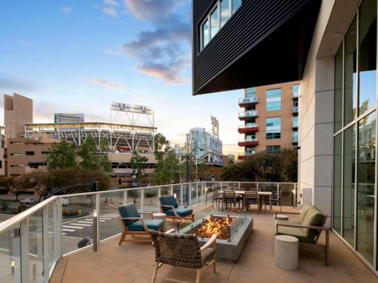 Stunning Apartment By Petco Park! Сан Диего Екстериор снимка